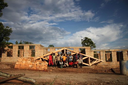 Kifufu Integrative School Uganda Baustellenfoto Team OEOOO Architektur